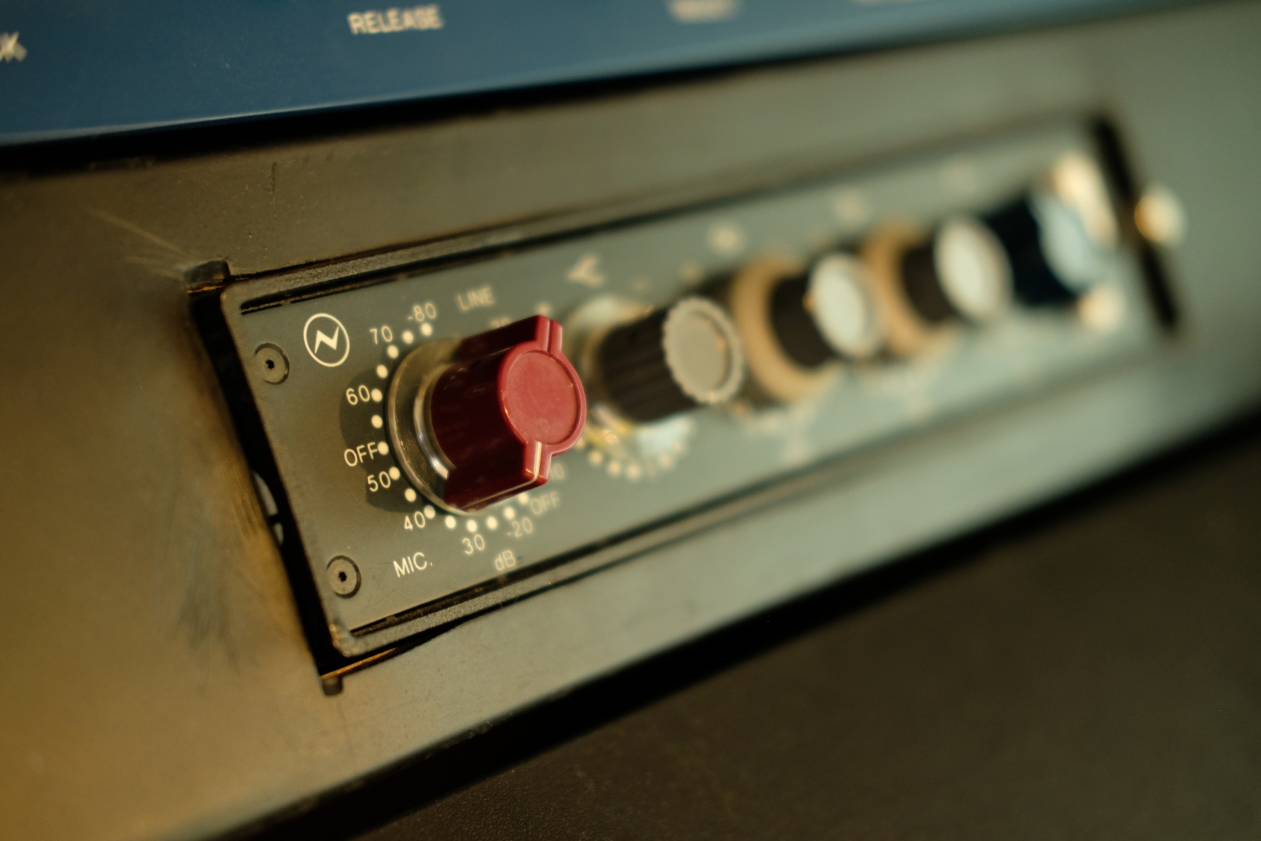 Vintage Neve preamp met rode gain-knop