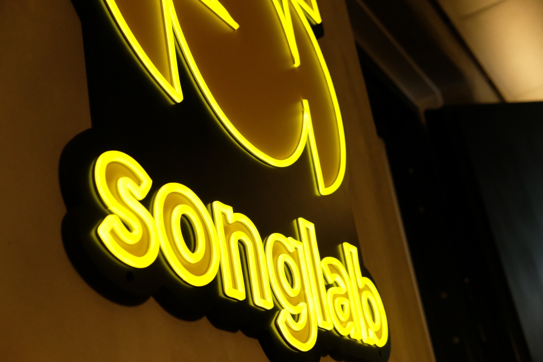 Songlab neon lettertype detail