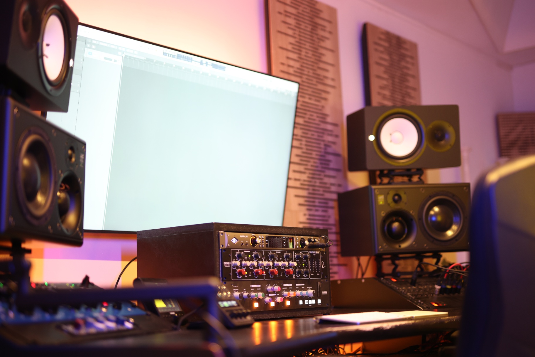 De Songlab studio met mengpaneel, monitoren en opnameapparatuur